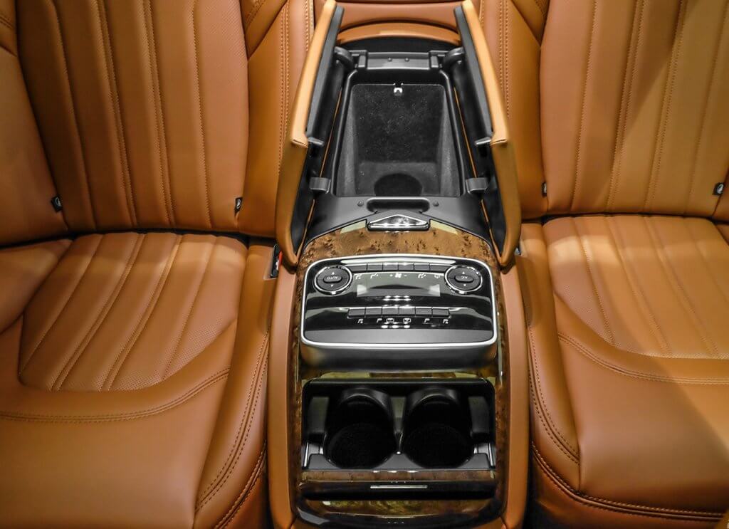 Tuyệt phẩm Maserati Quattroporte cá nhân hóa hàng ghế sau 