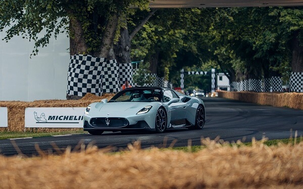 Maserati MC20 Cielo sánh vai cùng Beckham đến Goodwood 2022
